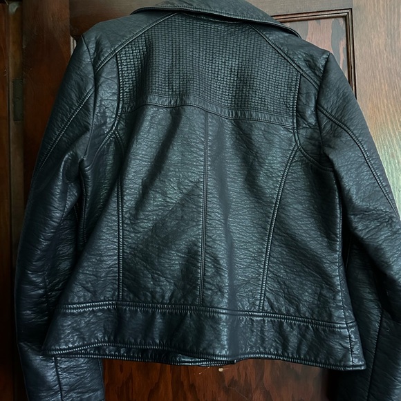 Guess Fitted Leather Jacket with Yellow Gold Details 🖤 Size XL - Picture 4 of 7